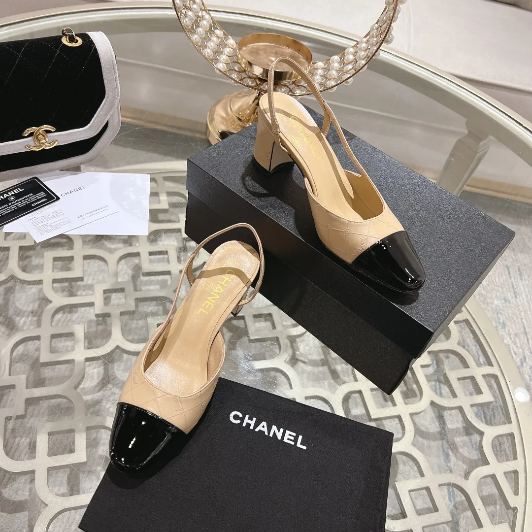 👟👟Ex-factory price 540👟👟 CHANEL Xiangjia 24vs spring and summer new fashion sandals series... Chanel is a very comprehensive noble fashion lifestyle brand. The same models are sold by major fashion bloggers and celebrities in Hong Kong, the United States, and other countries. They are simply beautiful. I fall in love with elegance and the playful sense of the future. I want to own them right away just by looking at them. But you can really think about a pair of exquisite high heels. This series is specially designed for extraordinary and indifferent ladies to create a unique overall effect. CHANEL designs products that inspire women to move forward and highlight their charm... 1️⃣Material: Original customized patent leather + imported sheepskin 2️⃣Inner lining: Original customized imported sheepskin 3️⃣Feet: Original customized imported sheepskin 4️⃣Outsole: Genuine leather sole imported from Italy 5️⃣Heel height: 2.5cm/6.5cm/9cm 6️⃣Number: 34-43 (34.40.41.42.43 customization is not returnable) 7️⃣Packaging: The latest and exquisite full set of packaging at the counter